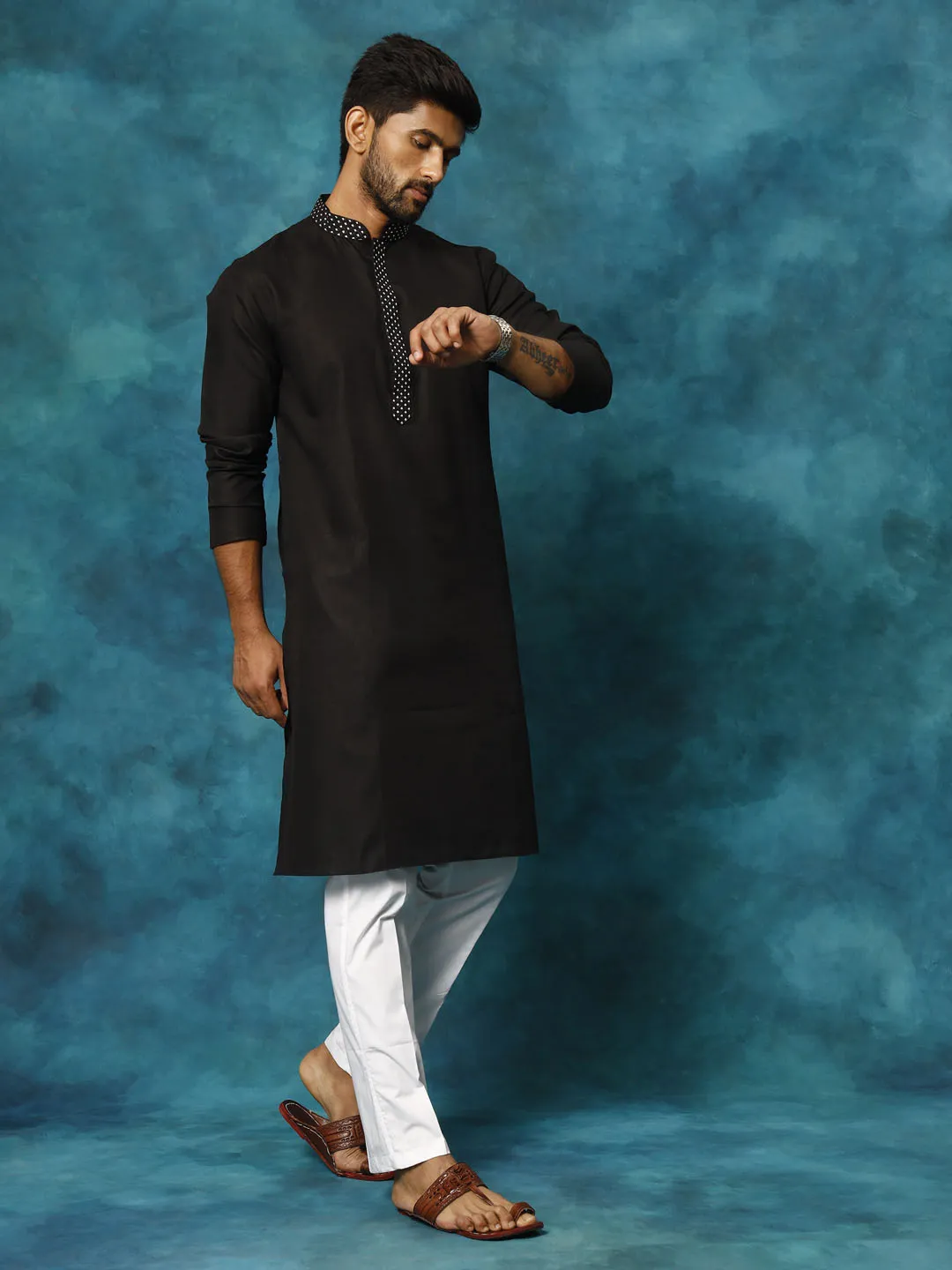 VASTRAMAY Black & White Cotton Blend Kurta